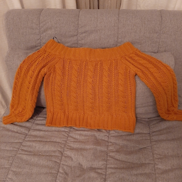 Off-shoulder sweater - Picture 2 of 4